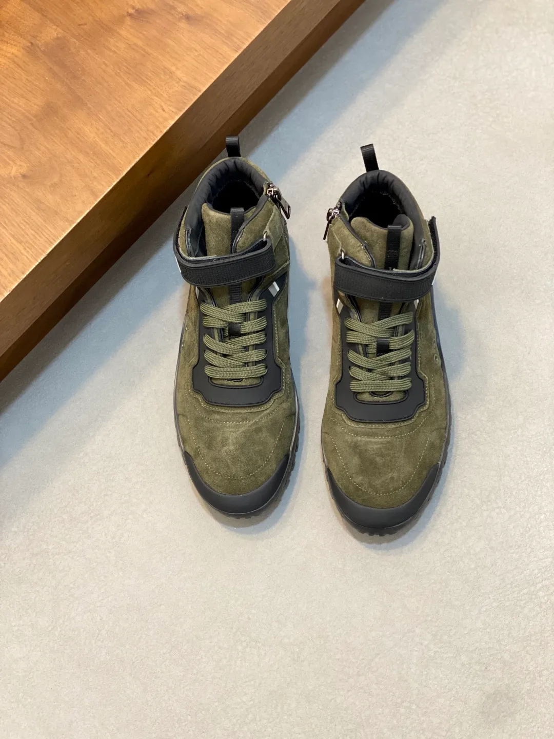 Men's shoes 💰860 Prada/Prada's new men's patchwork casual sports boots! The shoe's exquisite stitching outlines a unique geometric texture, and contemporary lines and details reinterpret the classic sports style. The upper is made of ultra-official material, and the lining is full cowhide. It is lightweight, breathable, practical and versatile. The tongue is decorated with the Prada Milano logo, and the logo print is embellished with the laces. It is paired with a 2.5cm two-color rubber sole to create a comfortable wearing experience. Comes with full set of original packaging dust bag! Size: 39-40-41-42-43-44 (45 customized) standard leather shoe size